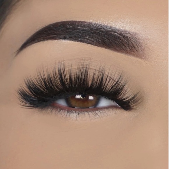 BNIB LILLY LASHES STYLE MYKONOS MINK LASHES 3D - Picture 4 of 10